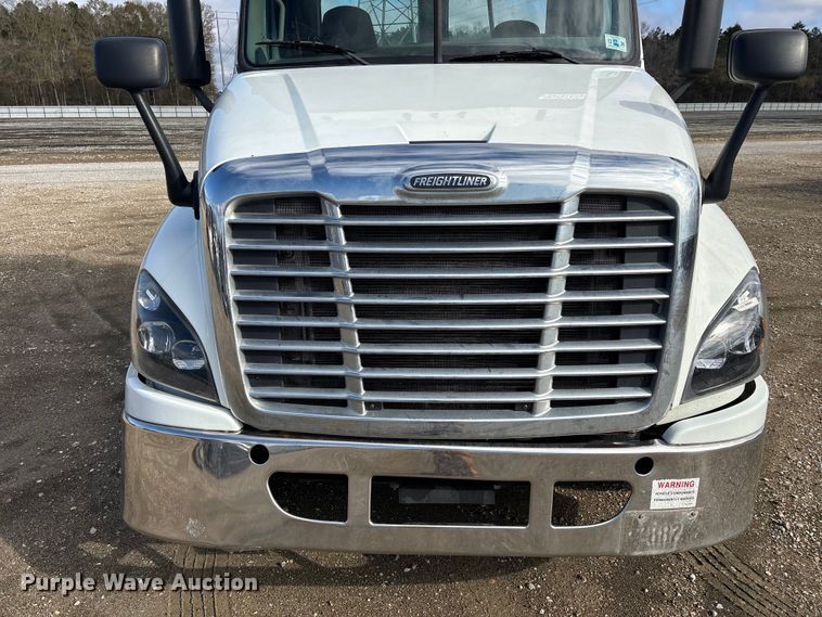 image for item YA1729 2017 Freightliner Cascadia semi truck