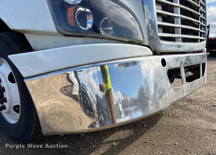 image for item YA1729 2017 Freightliner Cascadia semi truck