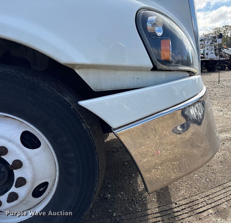 image for item YA1729 2017 Freightliner Cascadia semi truck