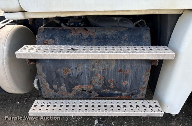 image for item YA1729 2017 Freightliner Cascadia semi truck