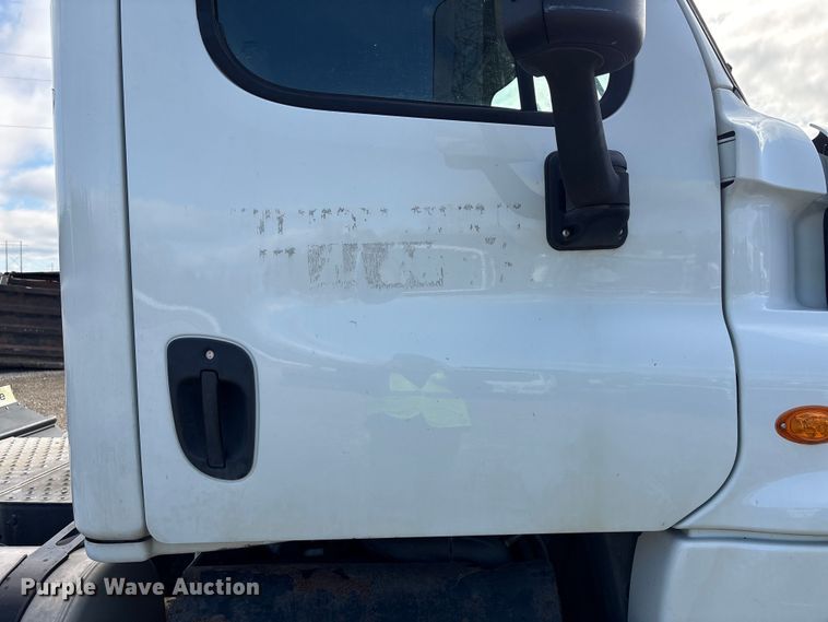 image for item YA1729 2017 Freightliner Cascadia semi truck