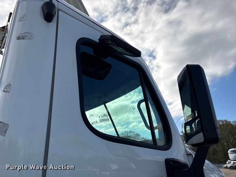 image for item YA1729 2017 Freightliner Cascadia semi truck