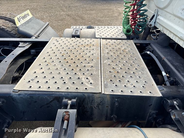 image for item YA1729 2017 Freightliner Cascadia semi truck