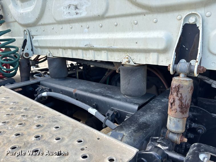 image for item YA1729 2017 Freightliner Cascadia semi truck