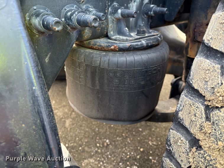 image for item YA1729 2017 Freightliner Cascadia semi truck