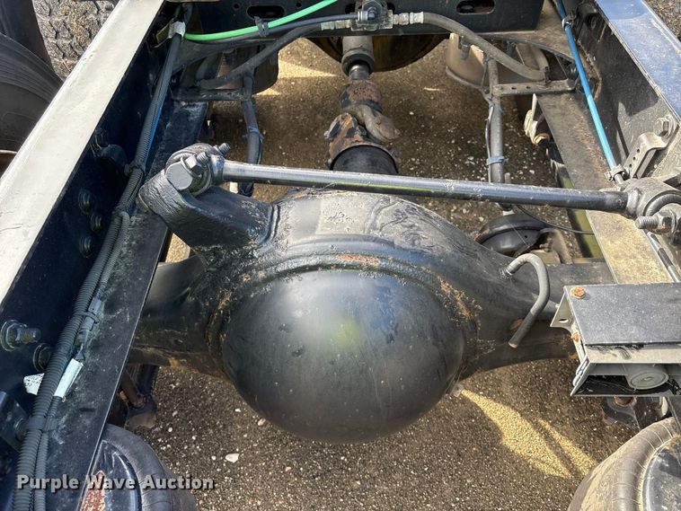 image for item YA1729 2017 Freightliner Cascadia semi truck