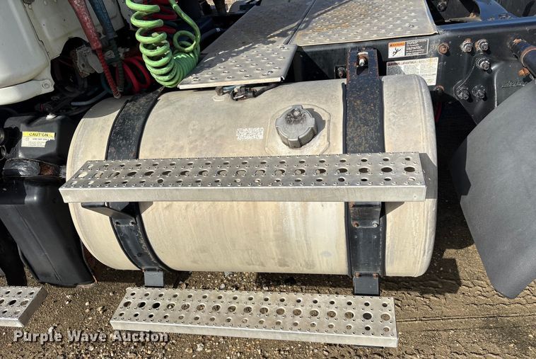 image for item YA1729 2017 Freightliner Cascadia semi truck