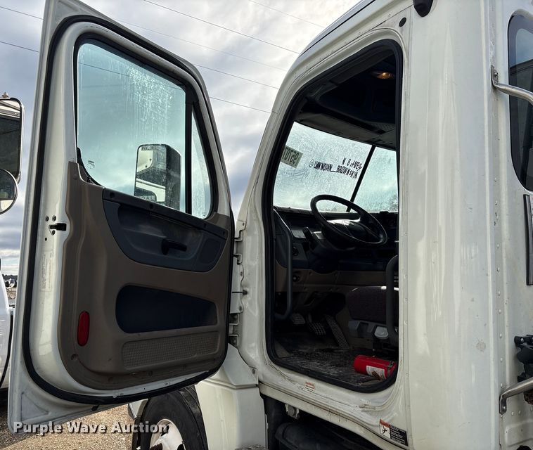 image for item YA1729 2017 Freightliner Cascadia semi truck