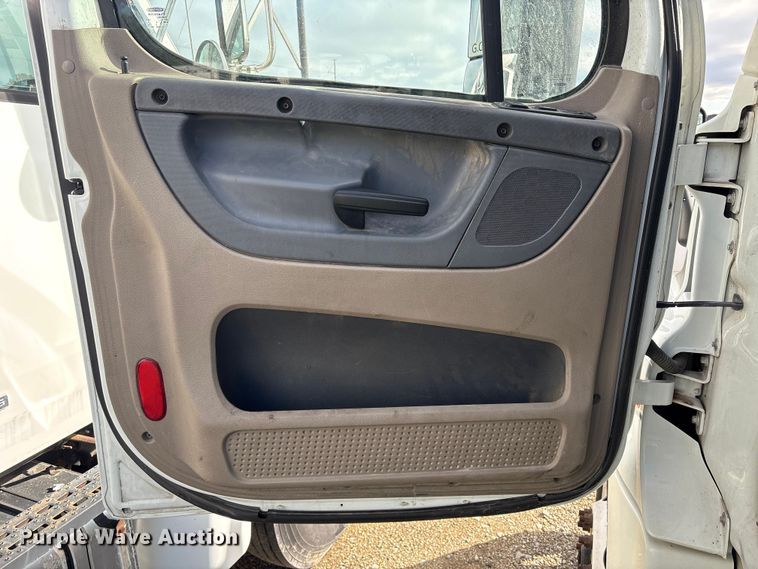 image for item YA1729 2017 Freightliner Cascadia semi truck