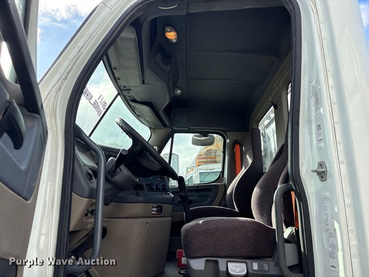 image for item YA1729 2017 Freightliner Cascadia semi truck