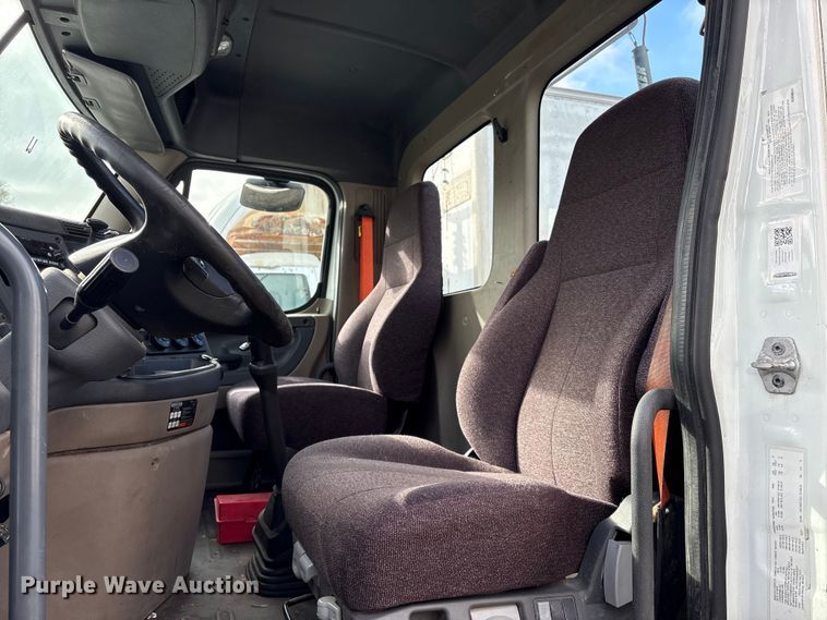 image for item YA1729 2017 Freightliner Cascadia semi truck