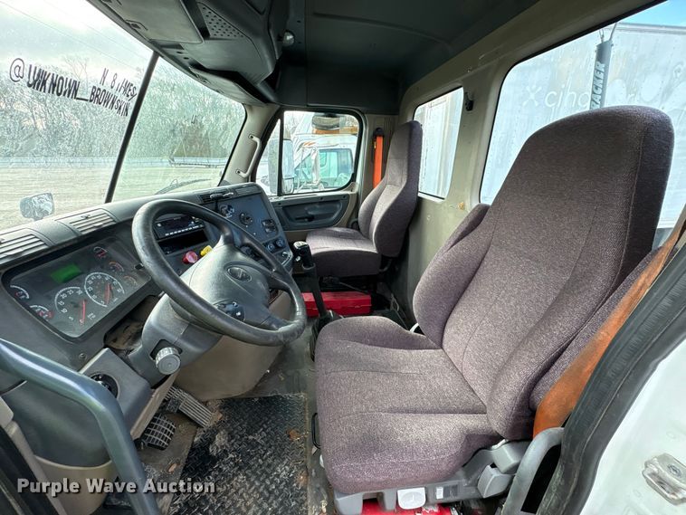 image for item YA1729 2017 Freightliner Cascadia semi truck