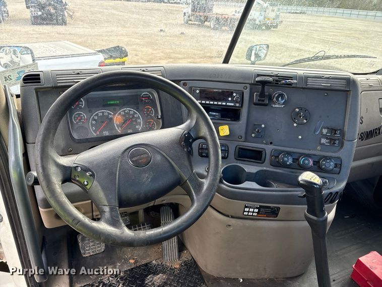 image for item YA1729 2017 Freightliner Cascadia semi truck