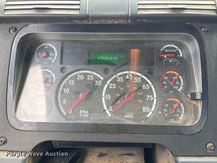 image for item YA1729 2017 Freightliner Cascadia semi truck