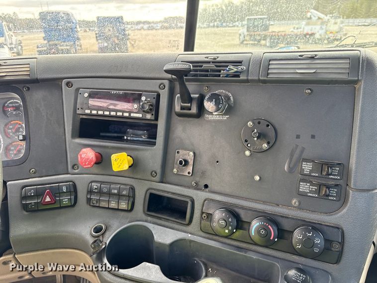 image for item YA1729 2017 Freightliner Cascadia semi truck