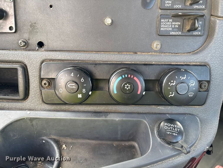 image for item YA1729 2017 Freightliner Cascadia semi truck