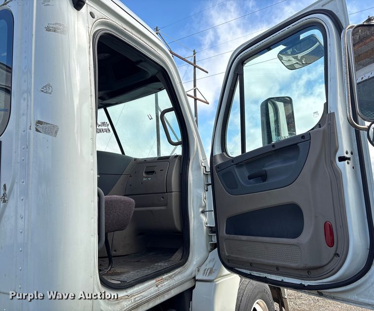 image for item YA1729 2017 Freightliner Cascadia semi truck