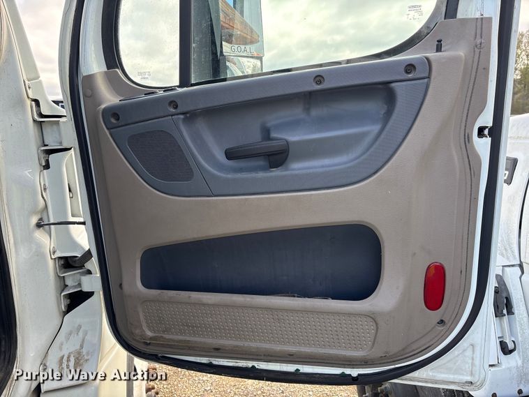 image for item YA1729 2017 Freightliner Cascadia semi truck