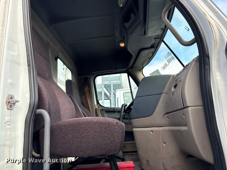 image for item YA1729 2017 Freightliner Cascadia semi truck