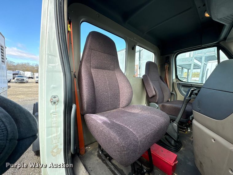 image for item YA1729 2017 Freightliner Cascadia semi truck