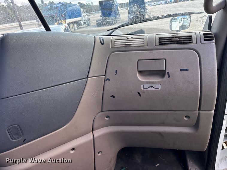 image for item YA1729 2017 Freightliner Cascadia semi truck