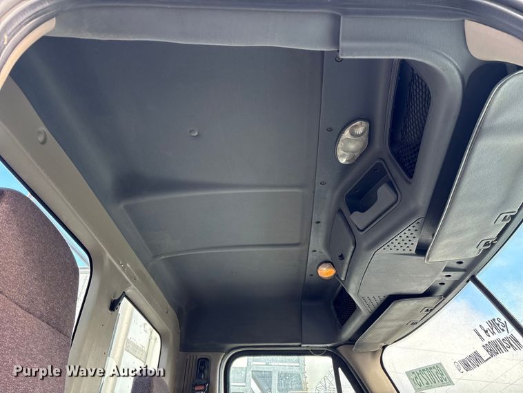 image for item YA1729 2017 Freightliner Cascadia semi truck