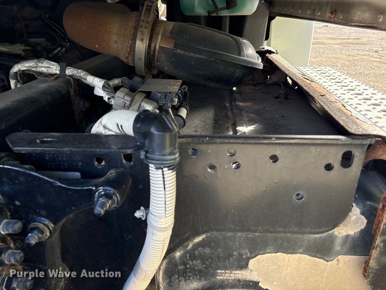 image for item YA1729 2017 Freightliner Cascadia semi truck