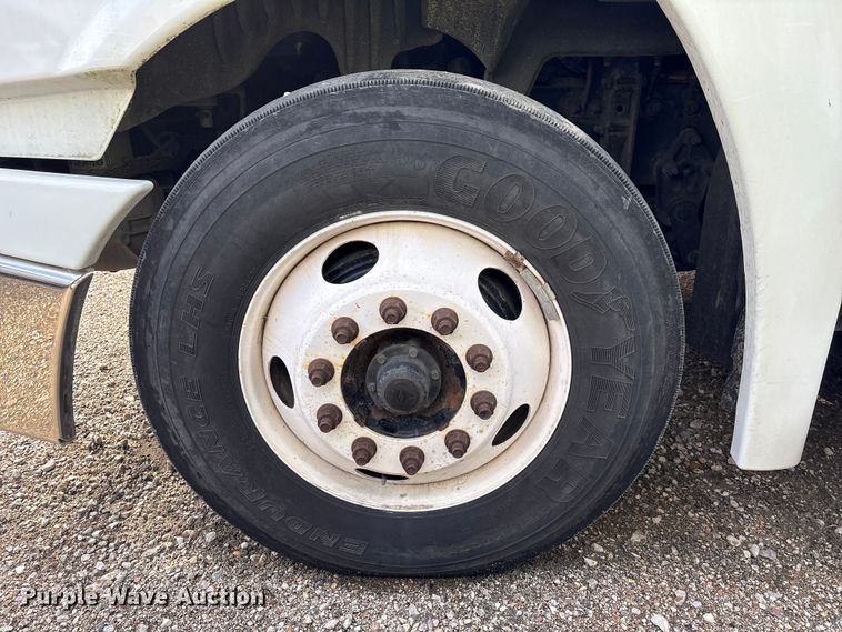 image for item YA1729 2017 Freightliner Cascadia semi truck