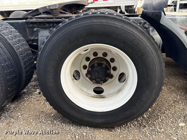 image for item YA1729 2017 Freightliner Cascadia semi truck