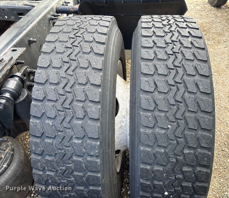 image for item YA1729 2017 Freightliner Cascadia semi truck