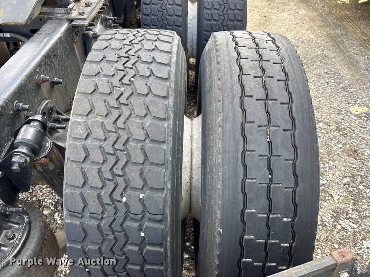 image for item YA1729 2017 Freightliner Cascadia semi truck