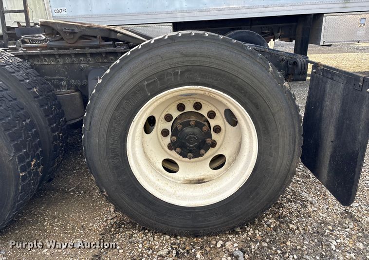 image for item YA1729 2017 Freightliner Cascadia semi truck