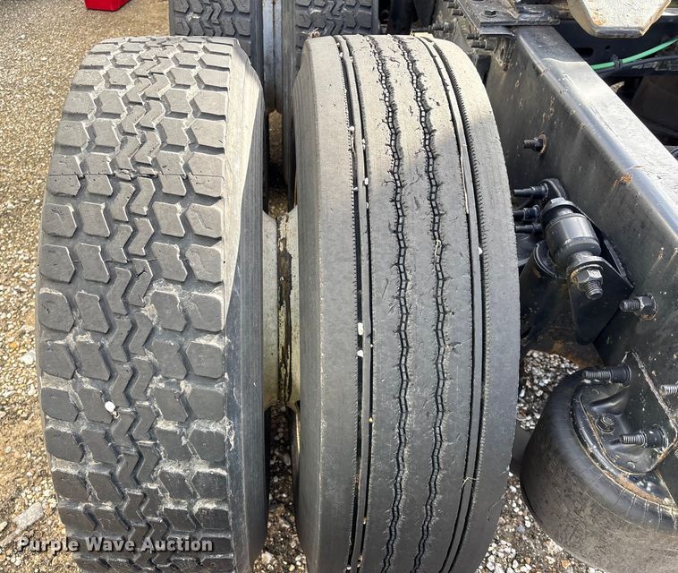 image for item YA1729 2017 Freightliner Cascadia semi truck