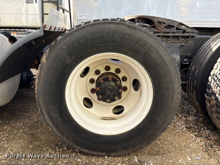 image for item YA1729 2017 Freightliner Cascadia semi truck