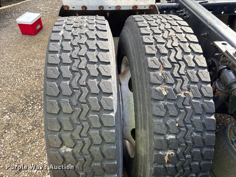 image for item YA1729 2017 Freightliner Cascadia semi truck