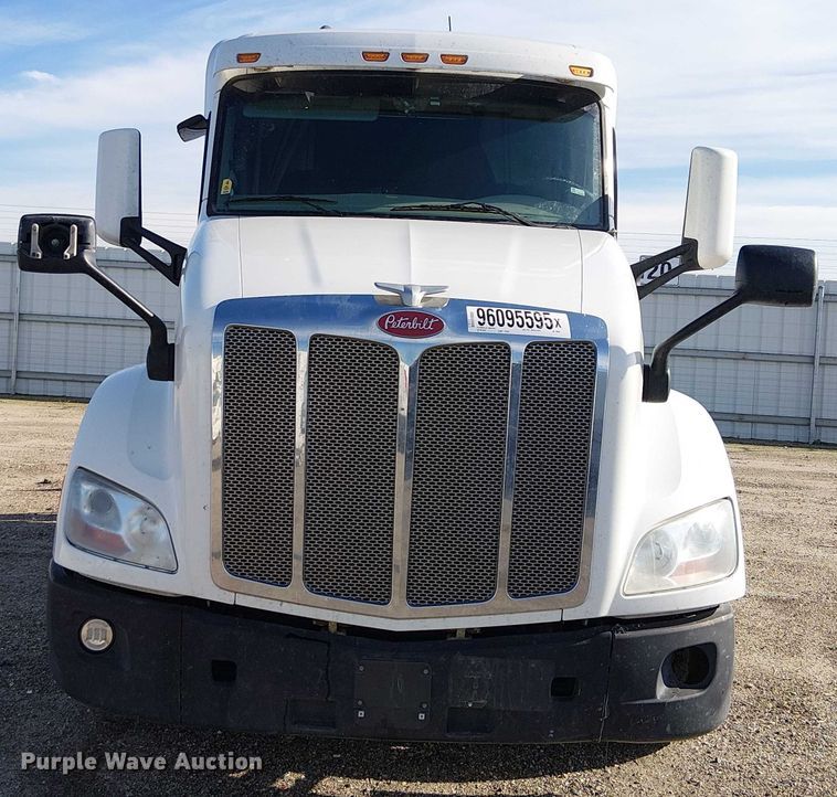image for item YA1752 2018 Peterbilt 579 semi truck