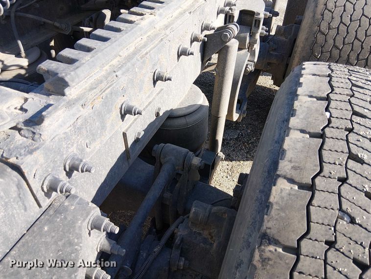 image for item YA1752 2018 Peterbilt 579 semi truck