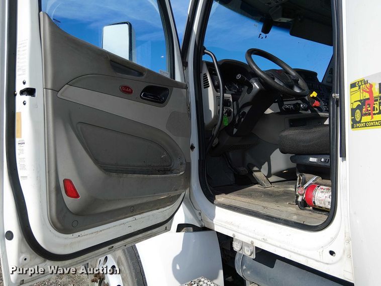 image for item YA1752 2018 Peterbilt 579 semi truck