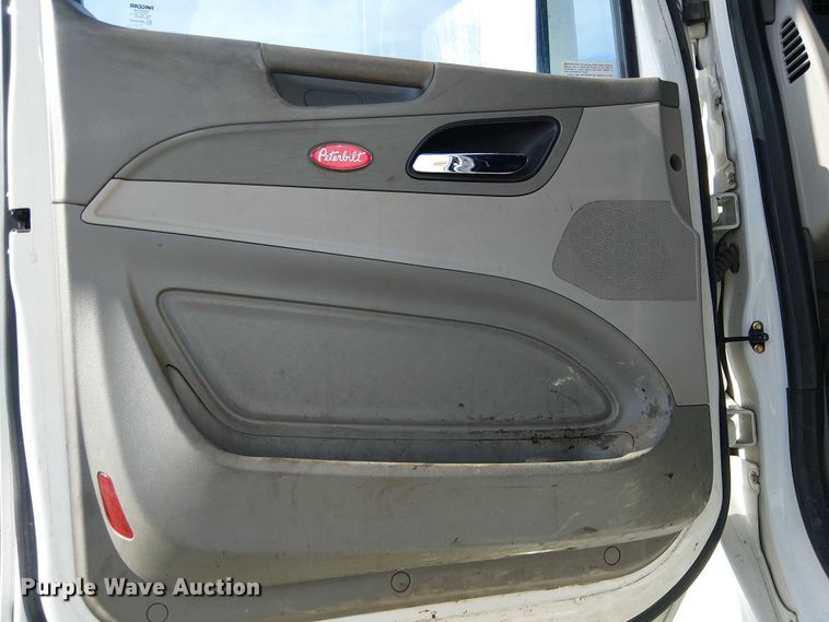 image for item YA1752 2018 Peterbilt 579 semi truck