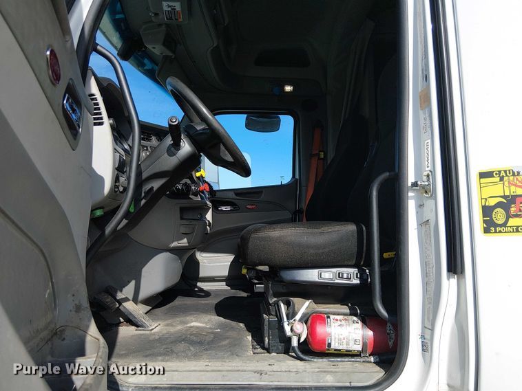 image for item YA1752 2018 Peterbilt 579 semi truck