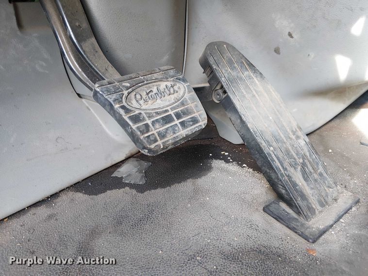 image for item YA1752 2018 Peterbilt 579 semi truck