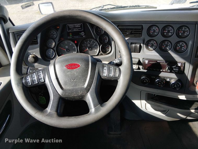 image for item YA1752 2018 Peterbilt 579 semi truck