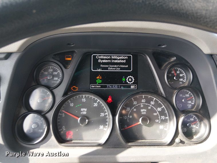 image for item YA1752 2018 Peterbilt 579 semi truck