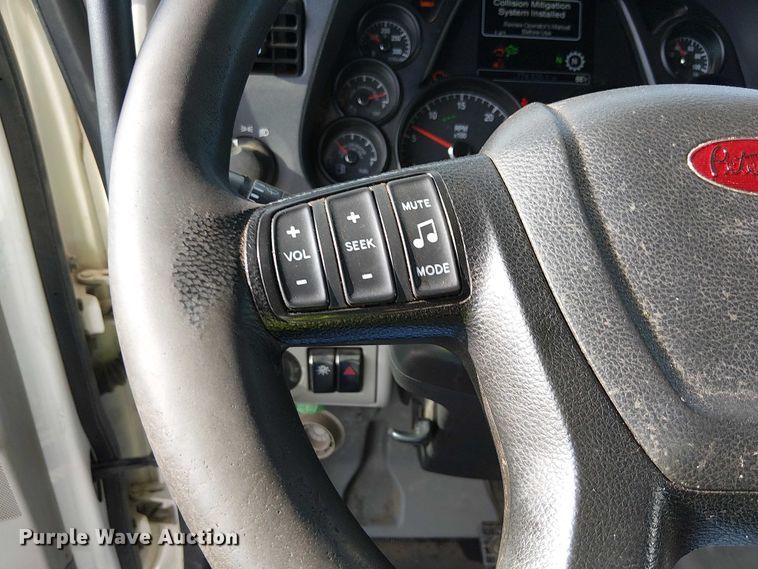 image for item YA1752 2018 Peterbilt 579 semi truck