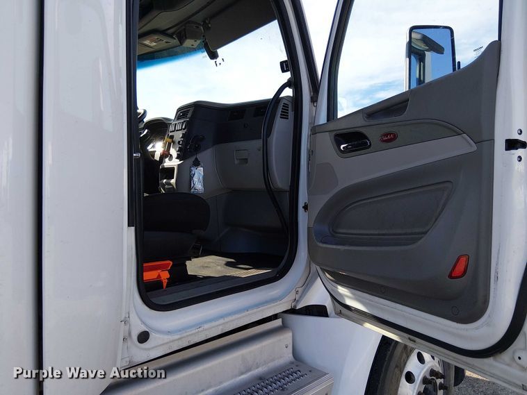 image for item YA1752 2018 Peterbilt 579 semi truck