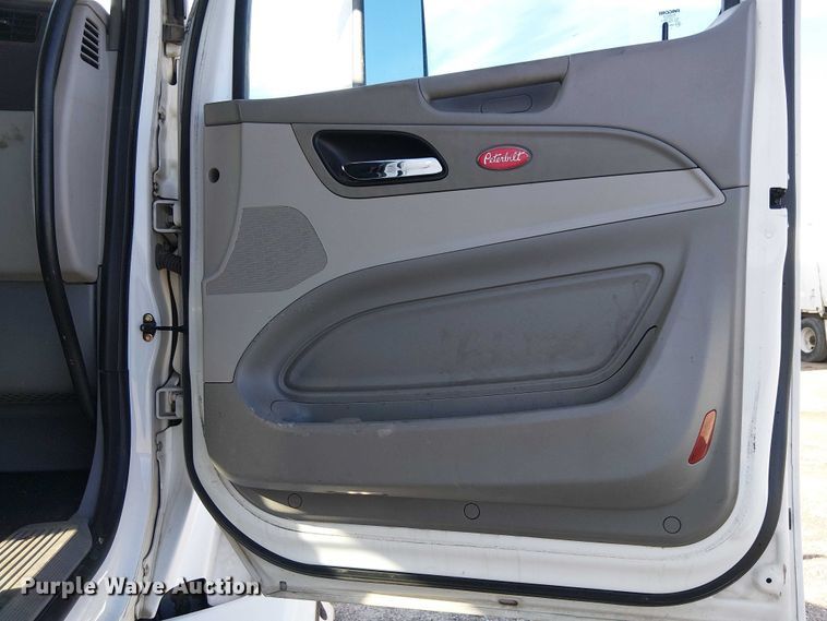 image for item YA1752 2018 Peterbilt 579 semi truck