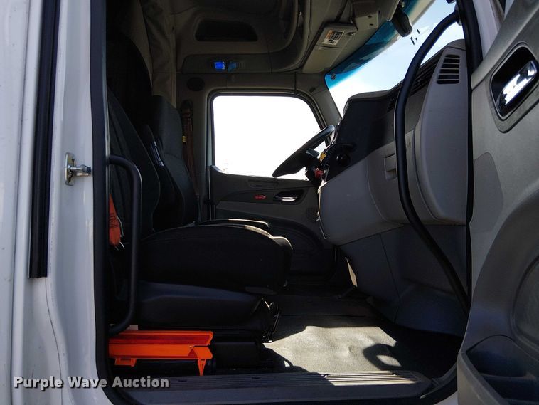 image for item YA1752 2018 Peterbilt 579 semi truck