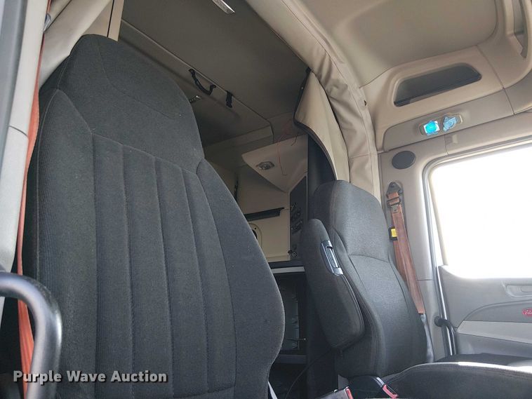 image for item YA1752 2018 Peterbilt 579 semi truck