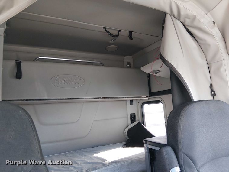 image for item YA1752 2018 Peterbilt 579 semi truck