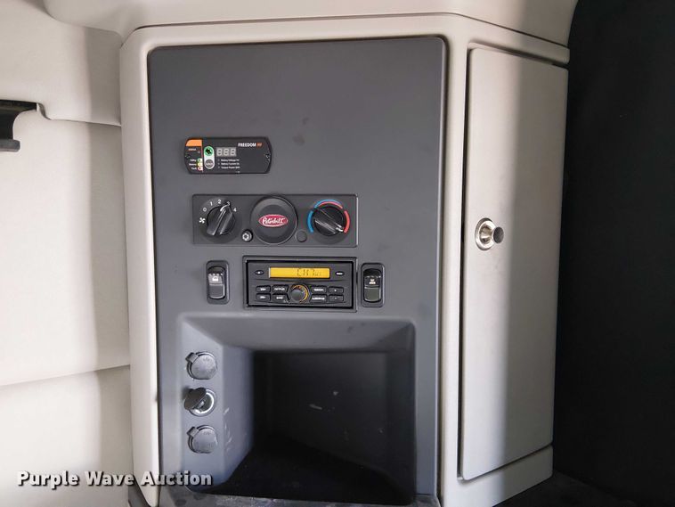 image for item YA1752 2018 Peterbilt 579 semi truck